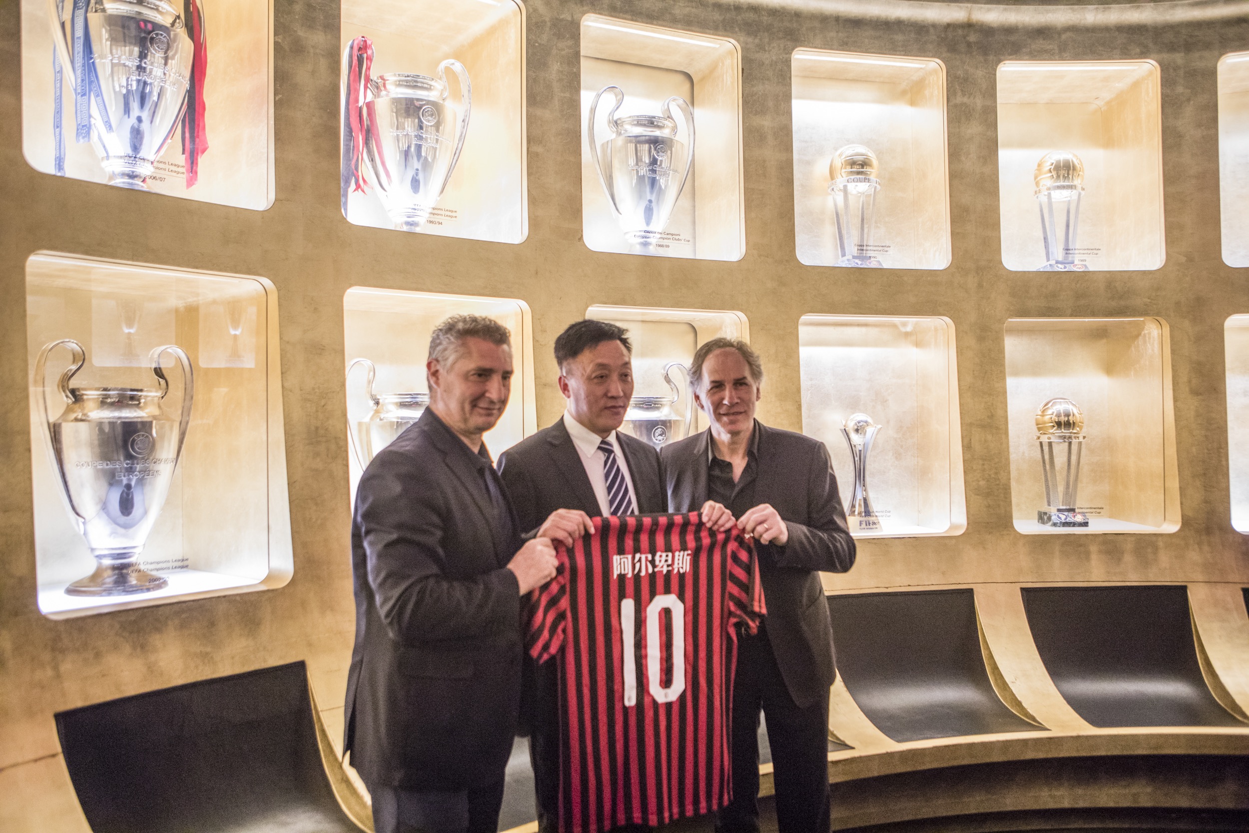 彻底爆发！勇士全队强烈抗议裁判，库里遭对手恶劣犯规怒不可遏