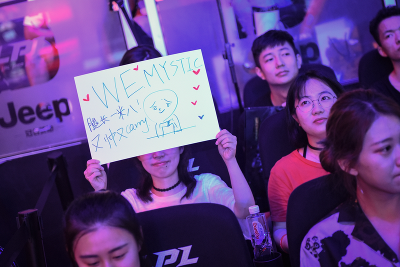 全球PUBGx布加迪联名上线！复古风迷你游戏“鸡地求生”回归